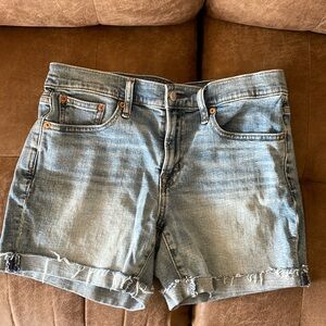 Gap sz 26/2 Girlfriend short 5” midrise light denim. Only worn a few times.